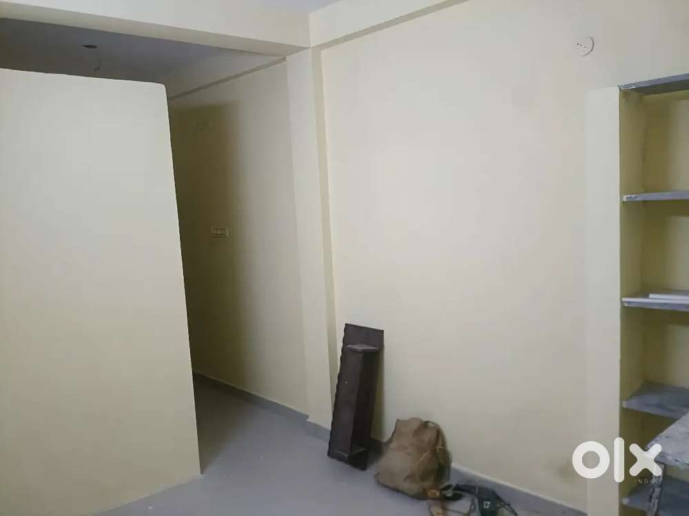 Hall kitchen bathroom house for lease in round building