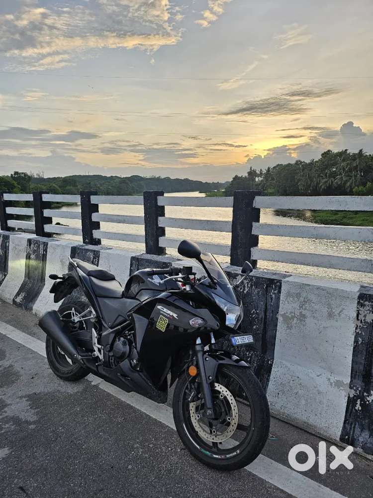 Cbr 250 r timeless machine.