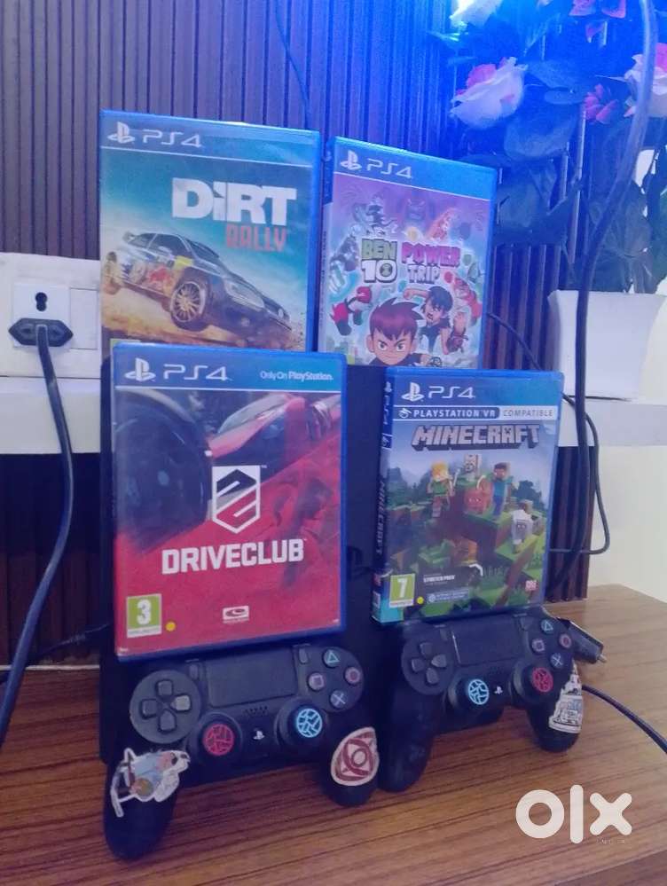 PS4 with 4 cd