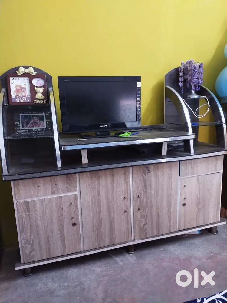show case , tv table