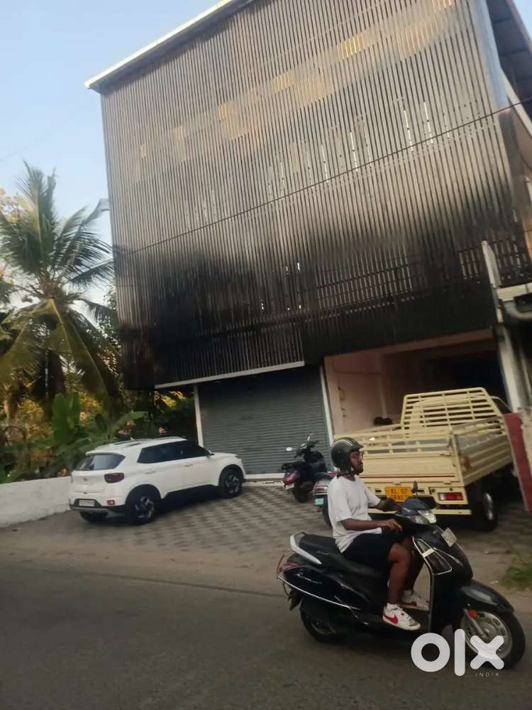 Palarivattom vennala 8cent building for sale