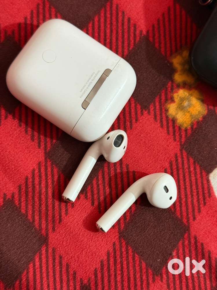 Apple airpods 2  4-5 month old