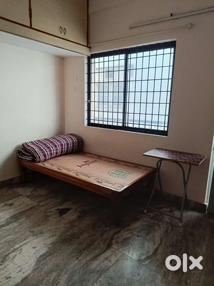 ️ Single Teak Wood Bed with Rolled Mattress – For Sale