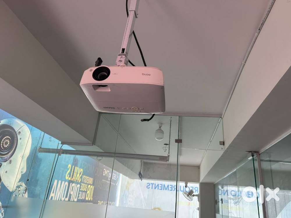 Projectors with Screen for Sale – Excellent Condition