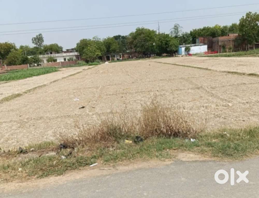 जुनैदगंज चौराहा के बगल में में रोड से 300 मीटर अंदर पिच रोड पर है