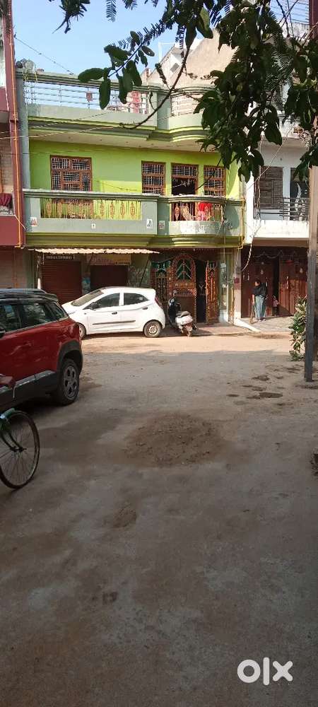 New House Bord m main Road pr bna hua hai