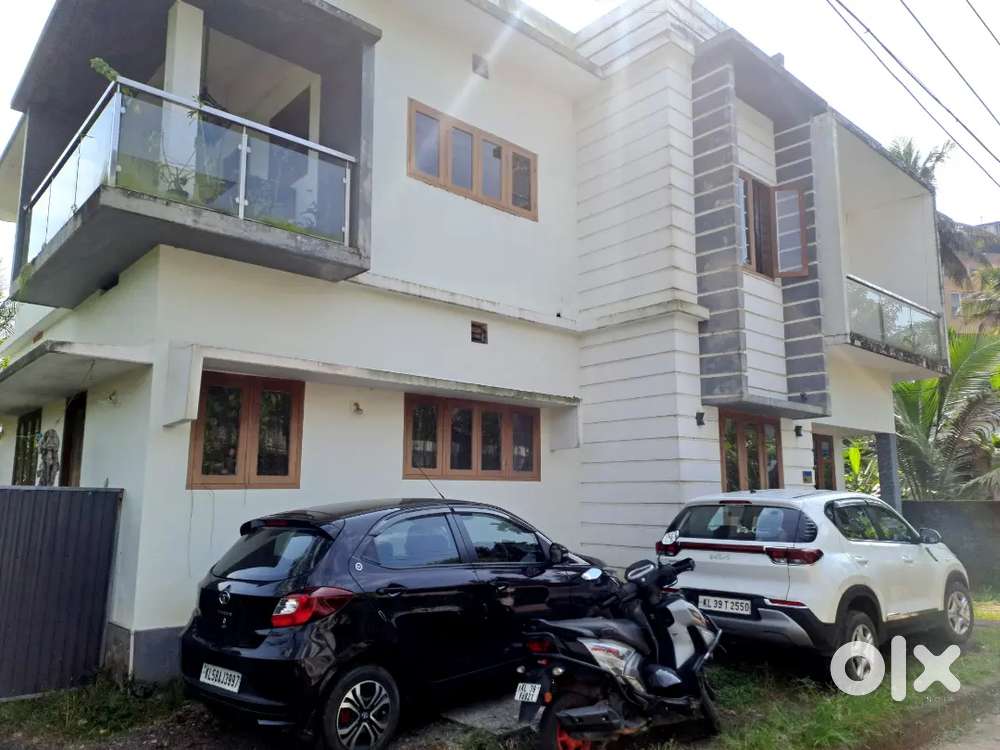 4 cent plot and 2 storey House near lakeshore hospital for sale