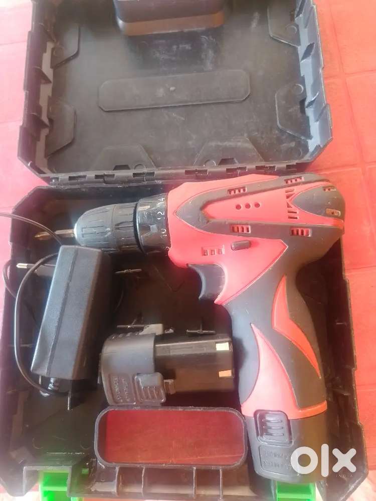 Non cable hand driller...8 months use only fully new