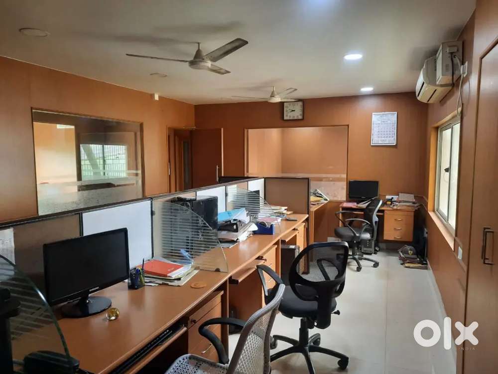 Commercial building for sale