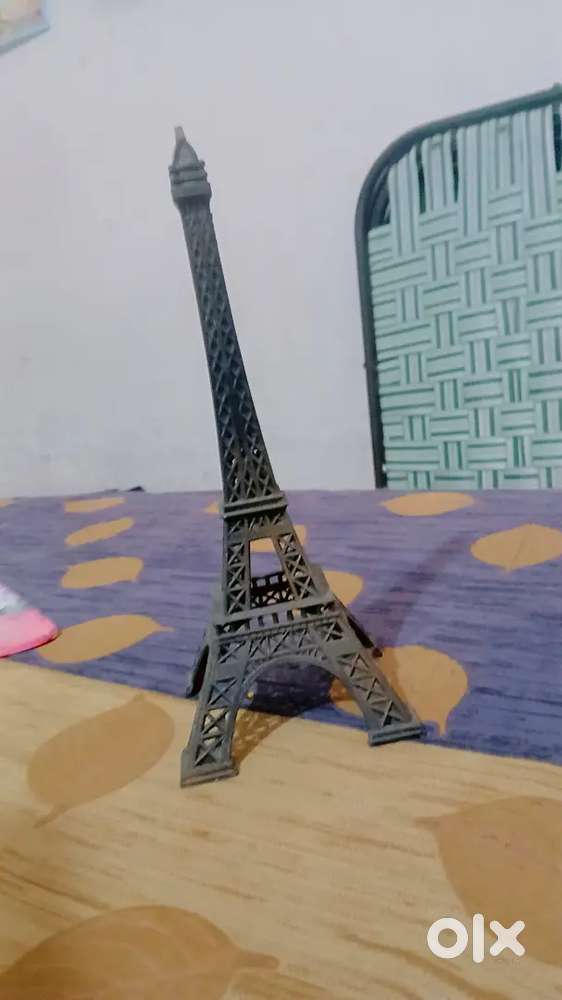 I am selling a paris tower at the 200 I bought him at the price of 250
