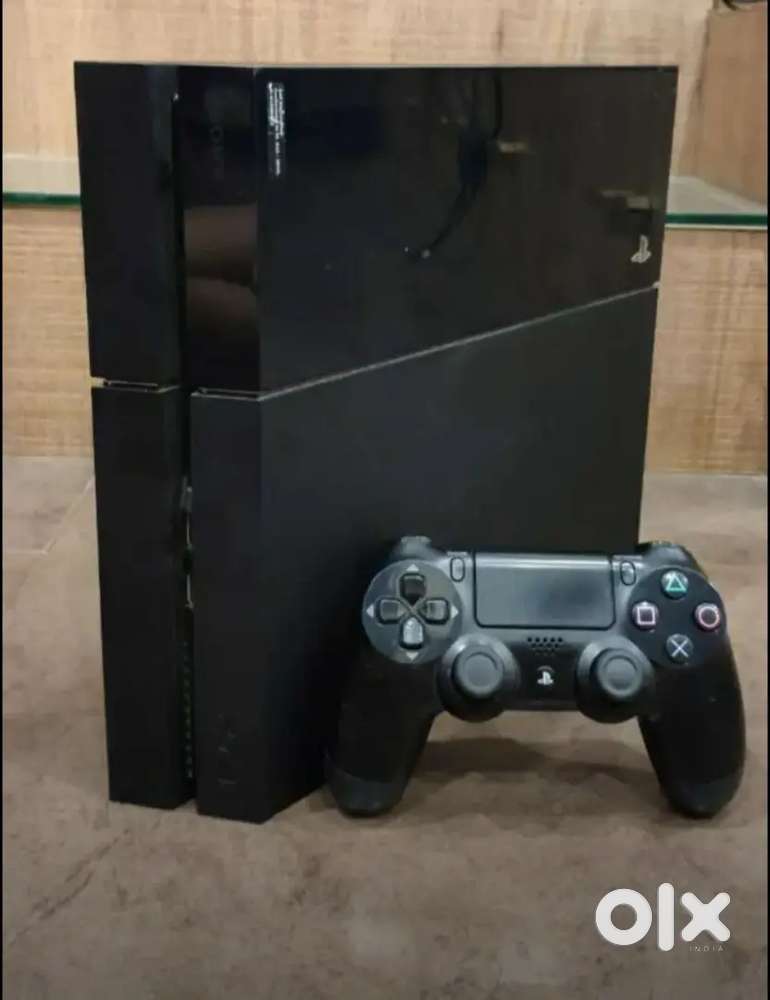 PS4 console 500GB & 2 Controllers with Stand