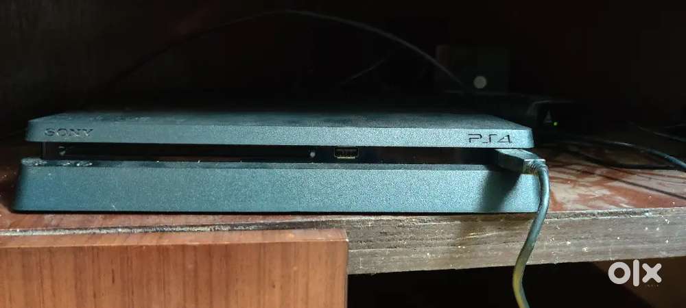 PS4 slim , 1 Tb with controller