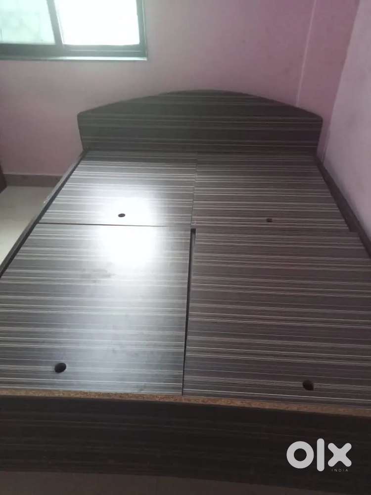 Bed queen size