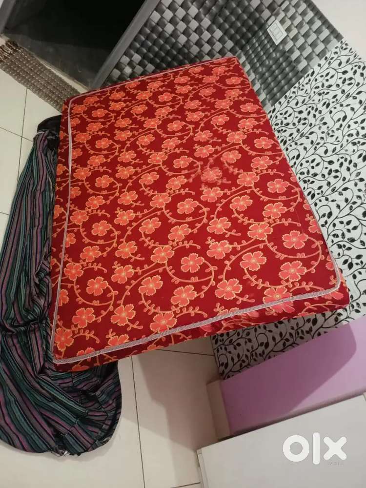Old mattress urgent sale 4' * 6'