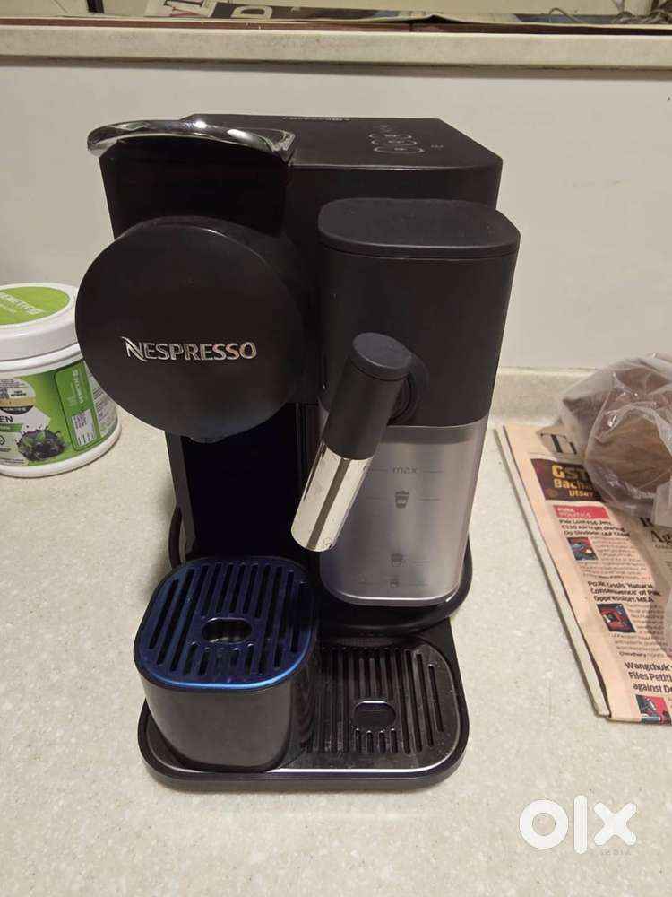 Fully automatic Coffee Machine-Nespresso by De'Longhi Lattissima One.