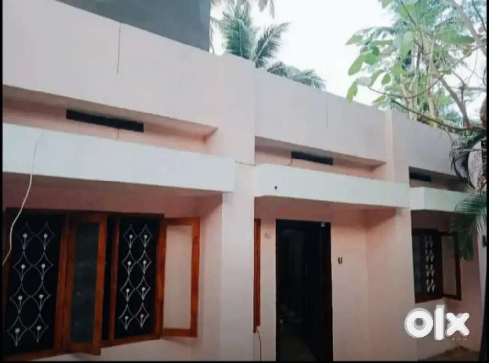 House in kallattumukku near main road with Bike access