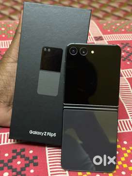 Samsung Galaxy Z Flip 5 512 GB New and Scratchless bought in April ‘25
