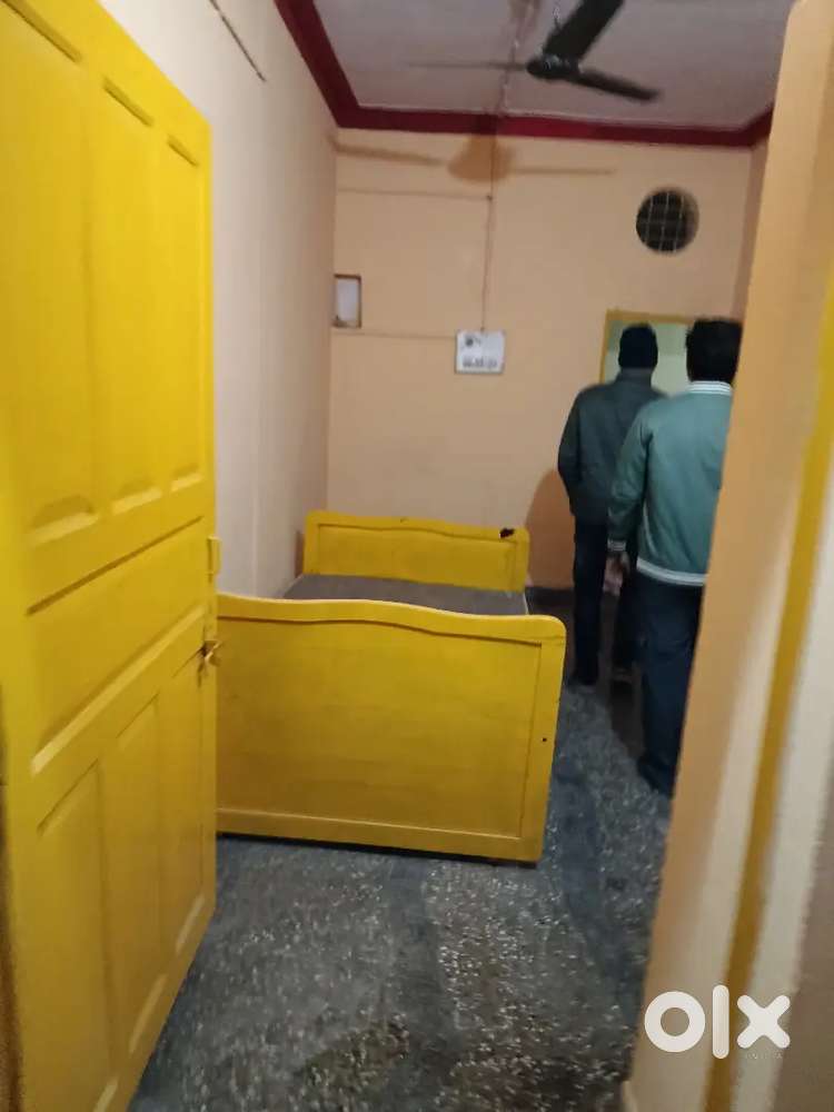 Gorakhpur 2 room kitchen letbath bed almirah light fan rent 5500 rs