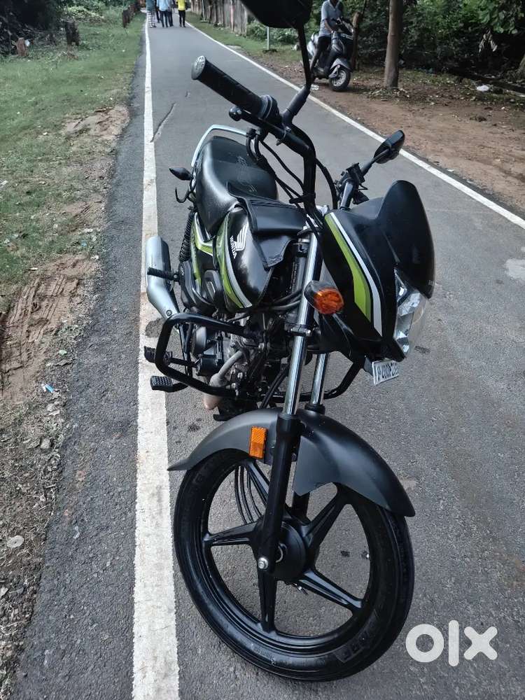 Honda shine 100cc vehicle for urgent sale like new condition