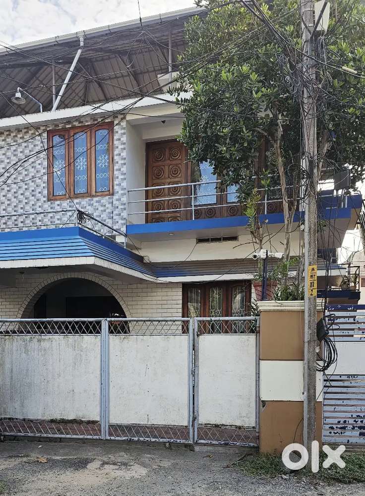 Well-Maintained 3 BHK with Covered Parking – Family Only