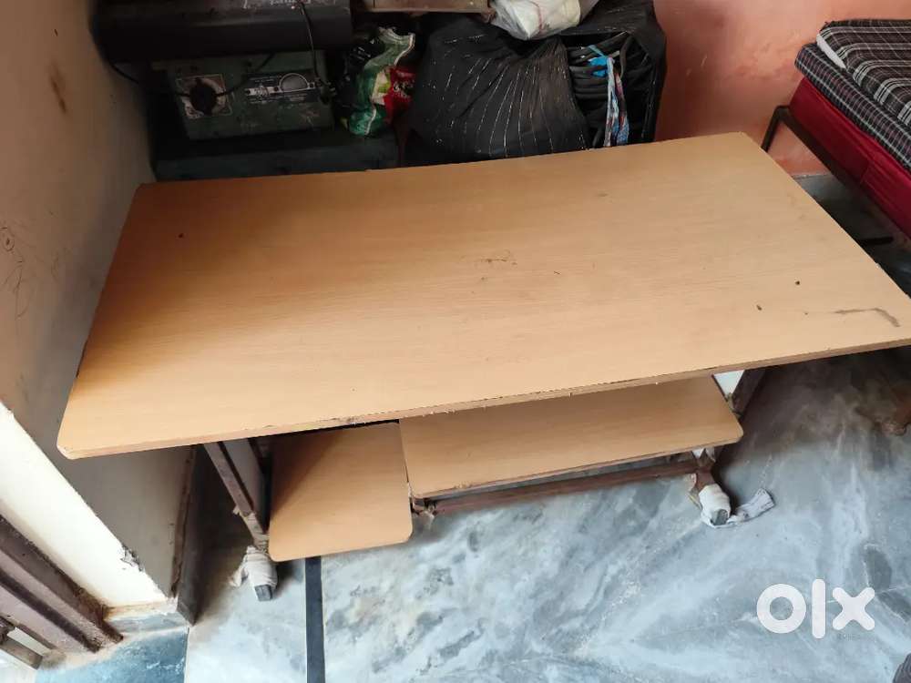 Computer table