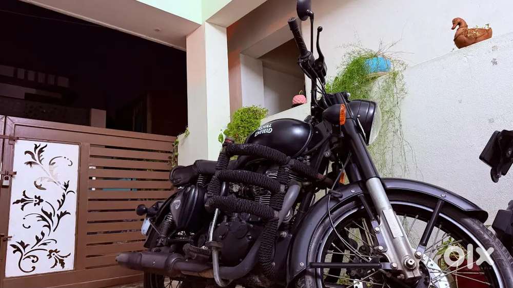 Royal Enfield Classic 500 Stealth Black
