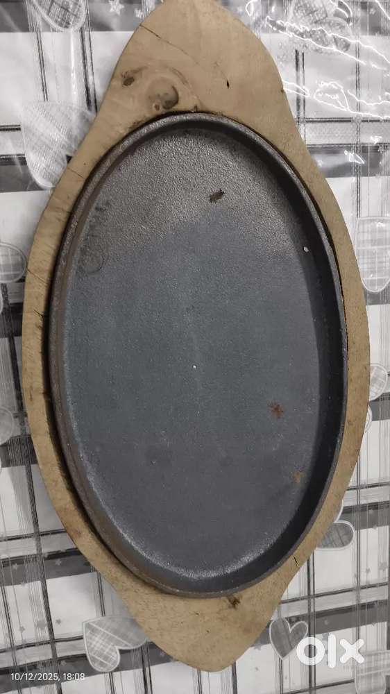Cast iron sizzler plate with wooden stand
