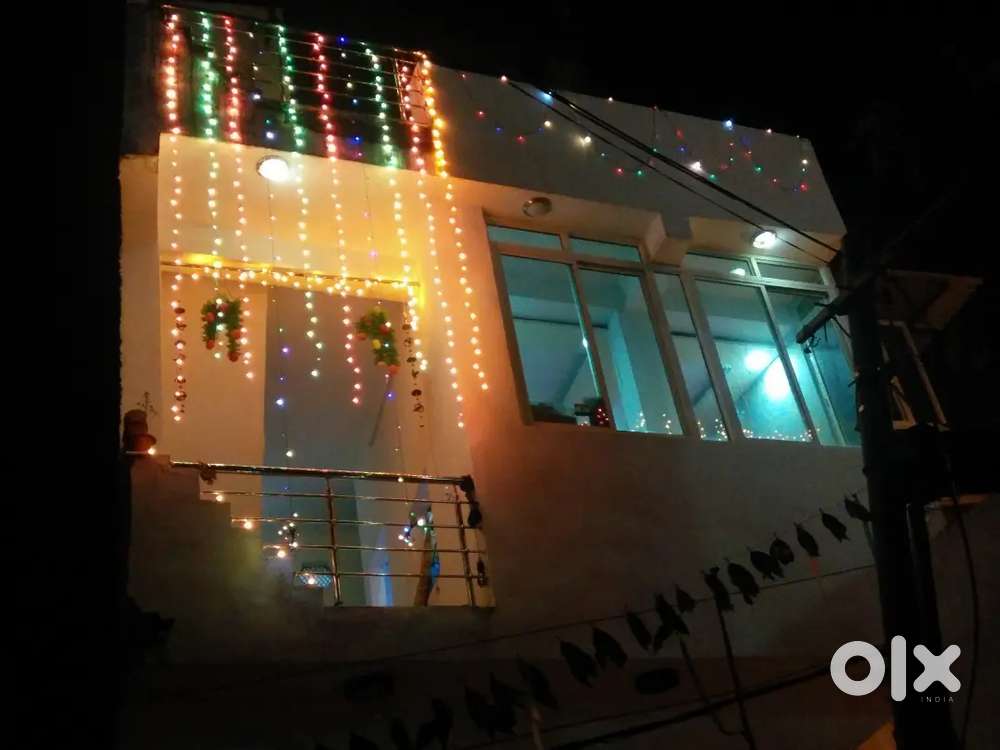 ग्वालियर शहर में कॉर्नर का मकान पूर्व मुखी 2.5 मंजिल बना हुआ