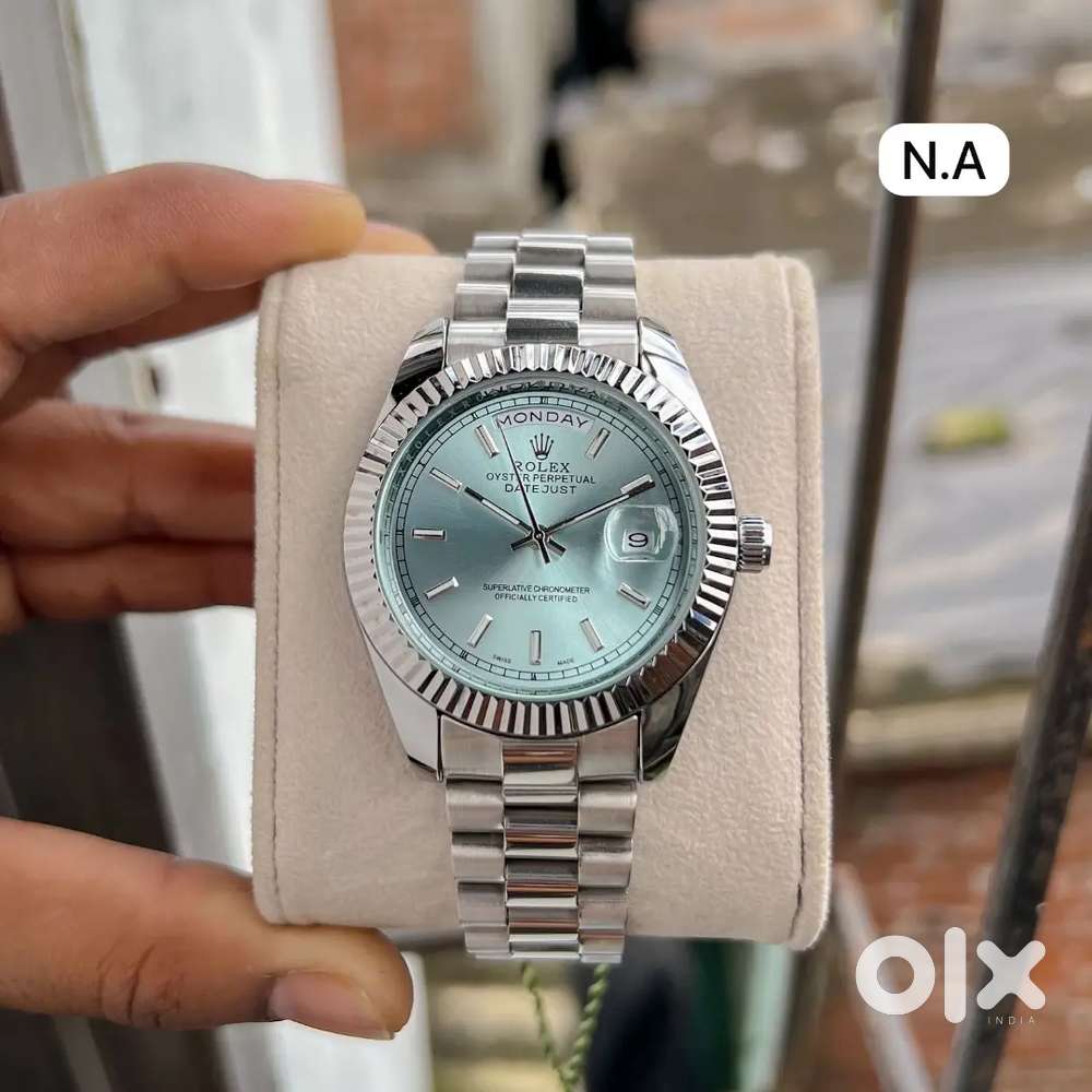 Premium quality watch for men available