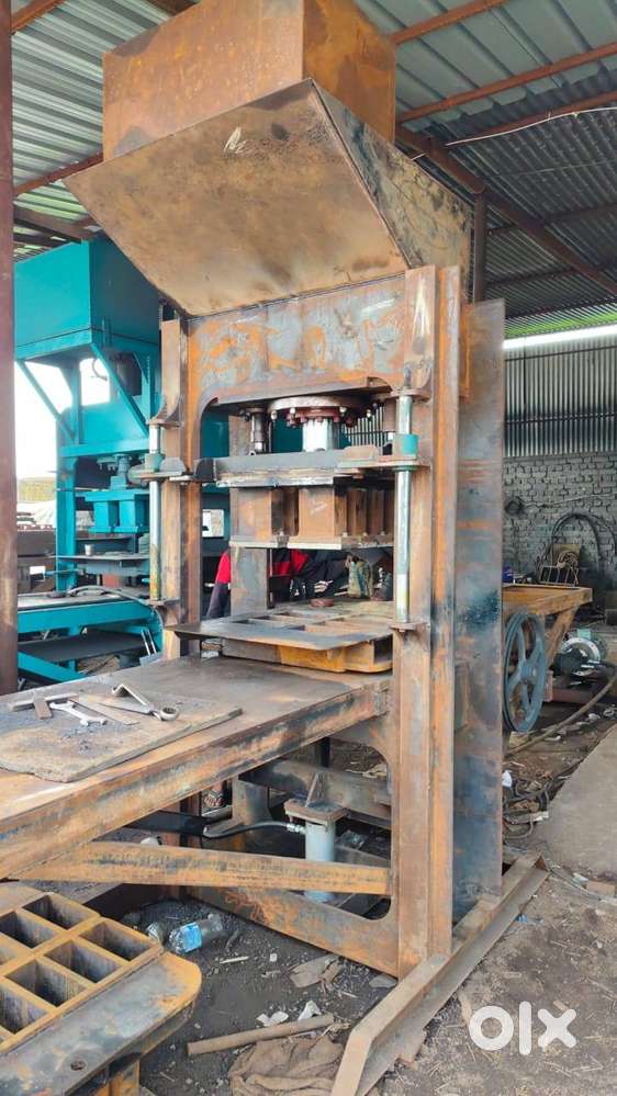 Bricks machine operator