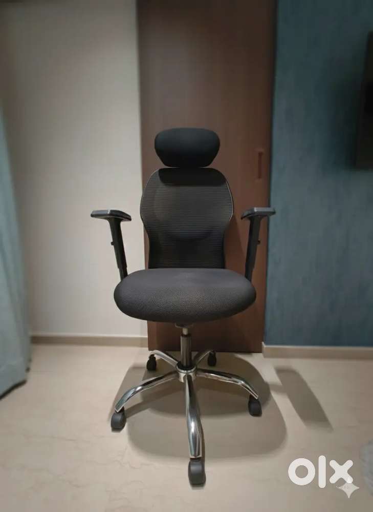 Ergonomic High-Back Office Chair – Cushioned, Adjustable, Black