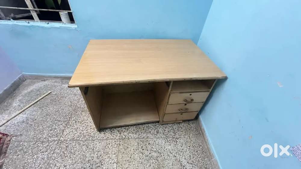 Computer table