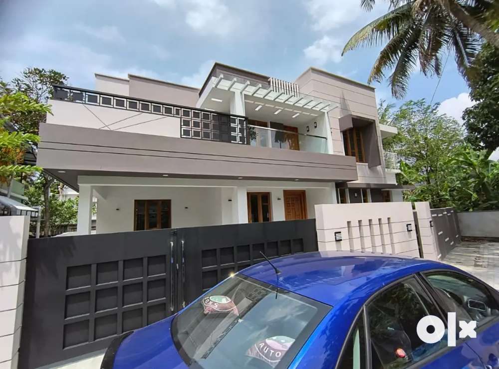 NEW LUXURY HOUSE FOR SALE IN THRIPUNITHURA PETTA