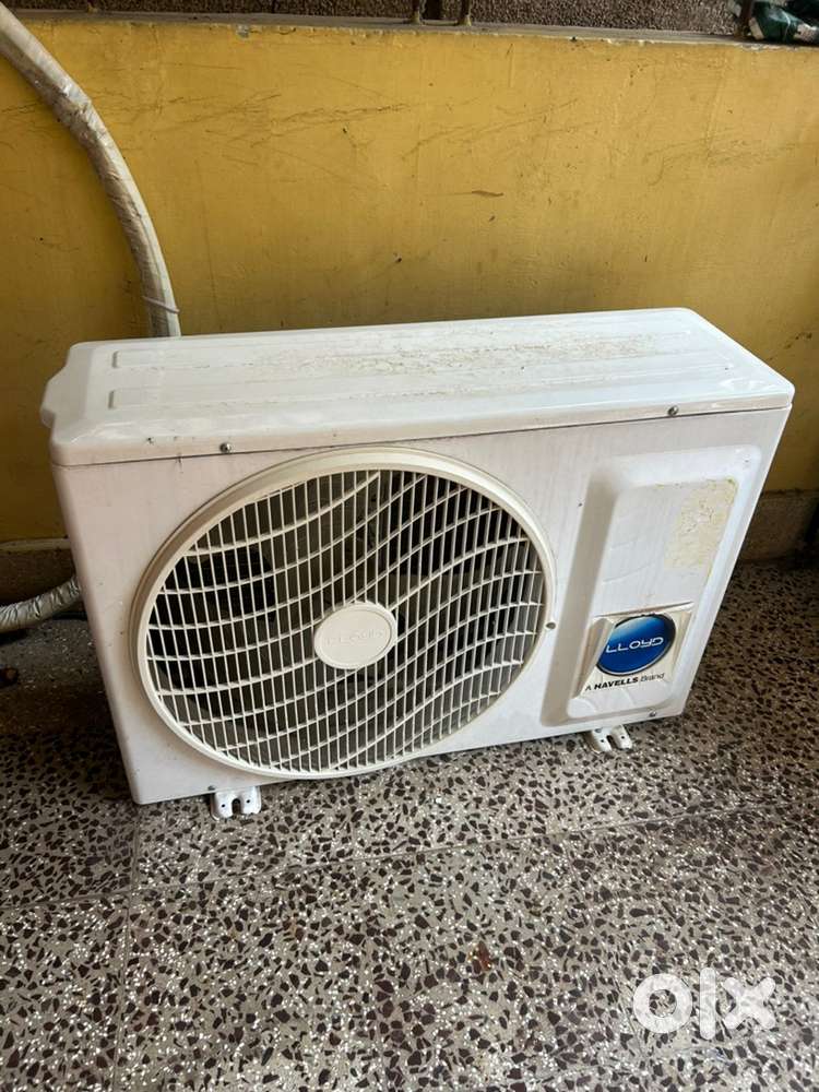 Lloyd split ac with outdoor unit its 1 yr used