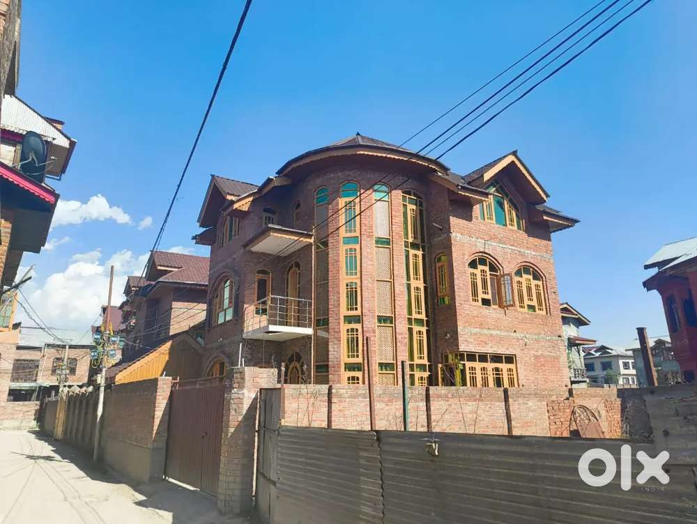 MODERN ARCHITECTURAL HOUSE