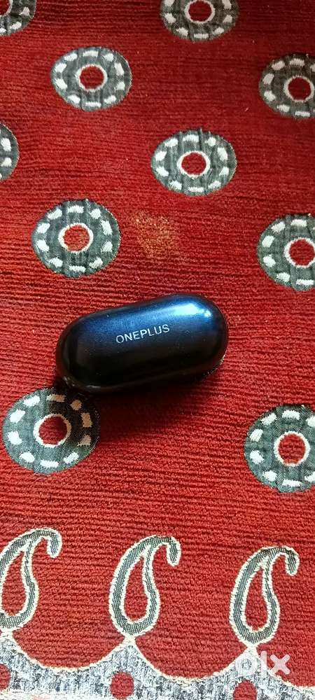 OnePlus buds z2 ,with charging case and right side buds