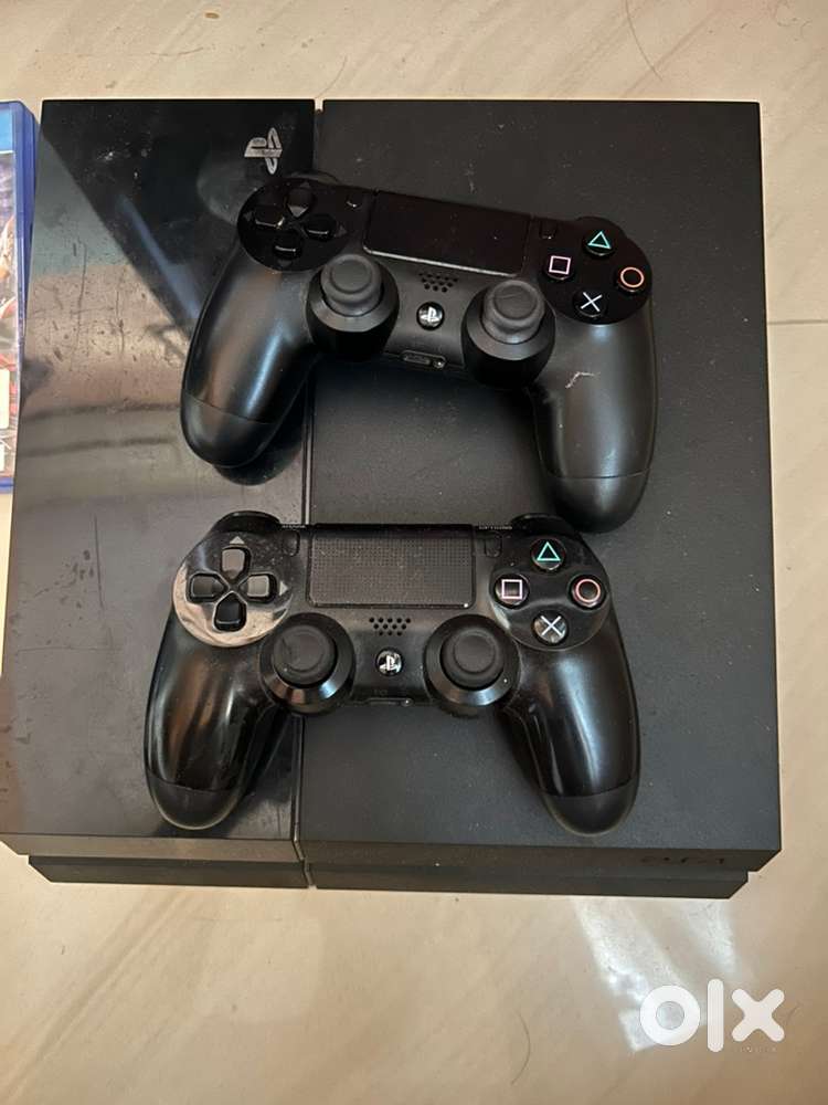PS 4 500GB with 2 controllers and 5 Games