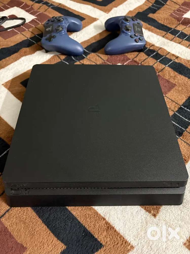 PS4 Slim 1TB + 2 Controllers