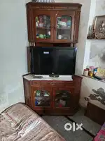 CORNER SHOWCASE