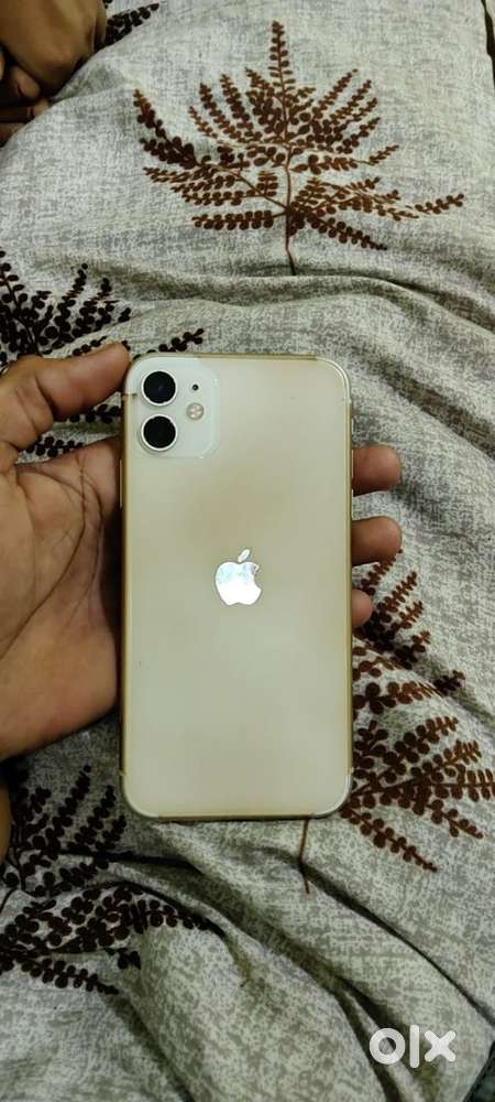 I phone 11   64 gb ram bettry helth 72