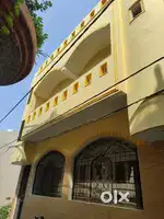 पांच कमरे पांच बाथरूम दो लॉबी और एक हाल बढ़िया पत्थर का फर्श एवं टाइल