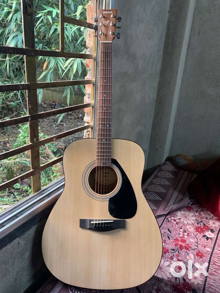 Yamaha F280 guitar