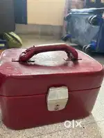 Make up box. ; electric shaver. ;.shaving box