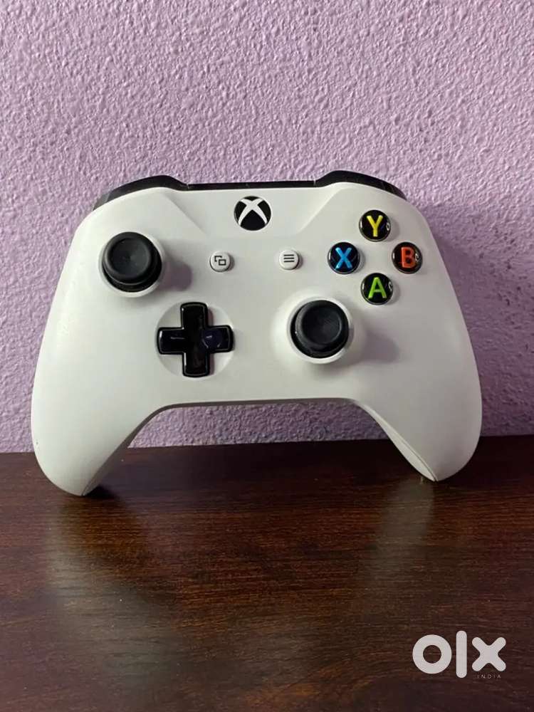 XBOX Series One  Robot White Controller