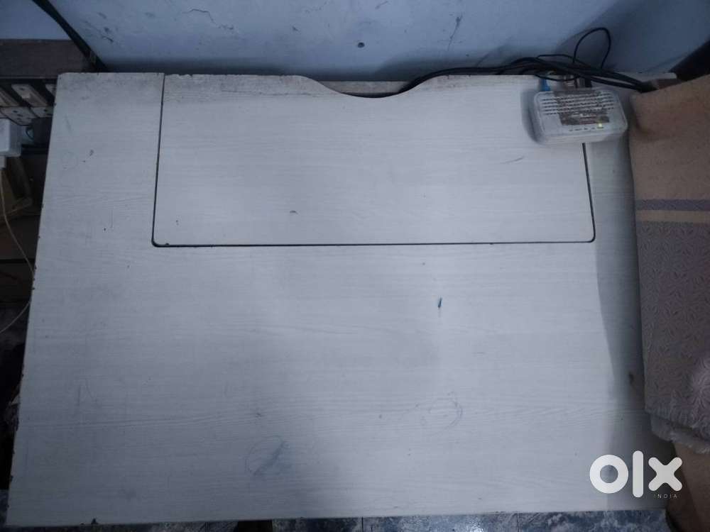 Computer Table (Urjunt Sale)