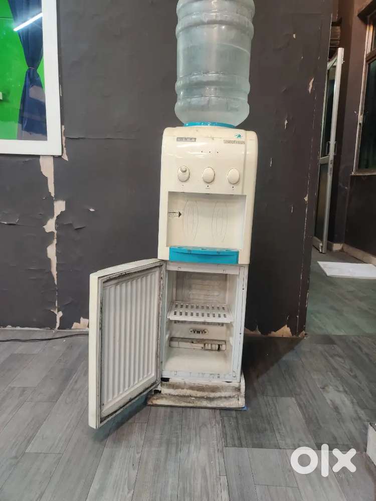 Water dispenser with cooling cabin