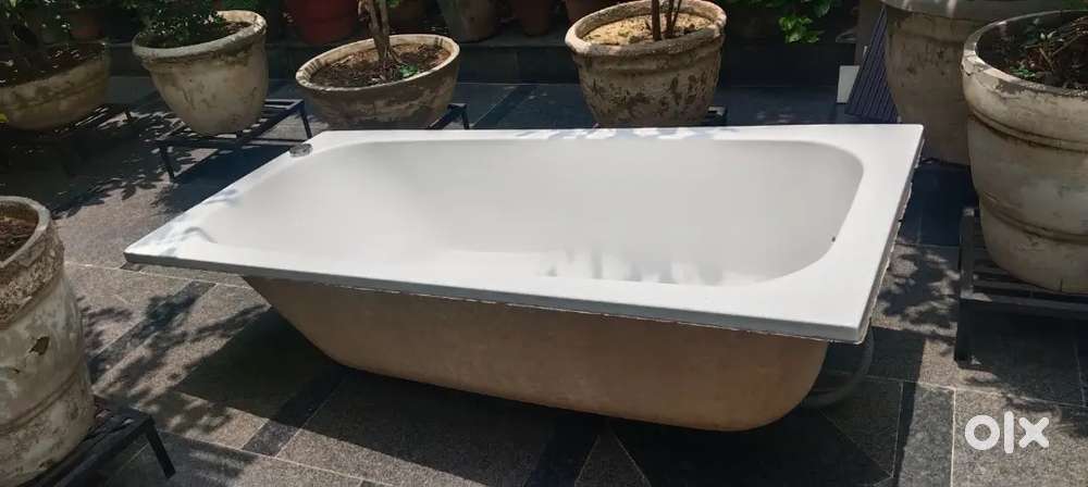 Bath tub  Good condition all set