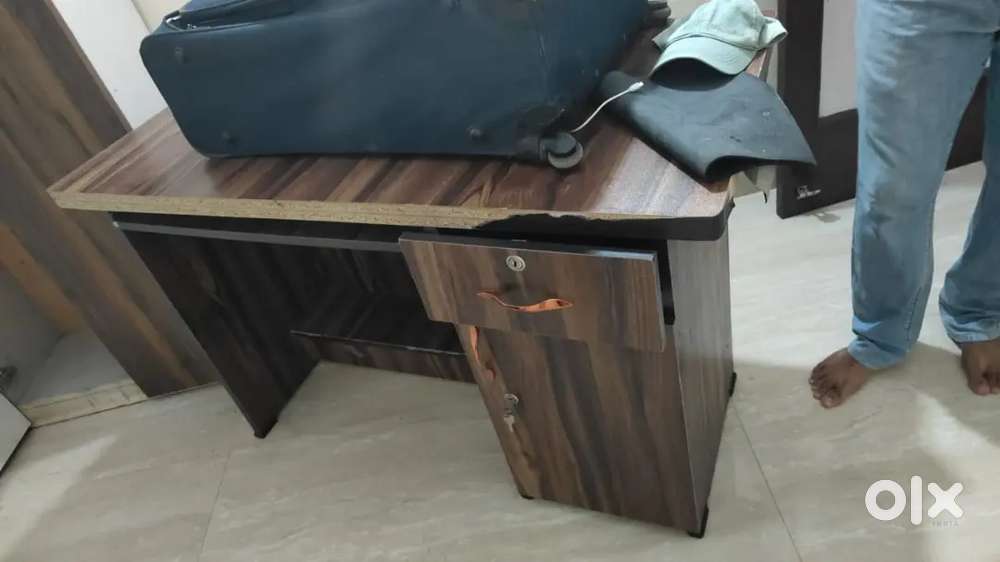 Office computer counter with locable drow