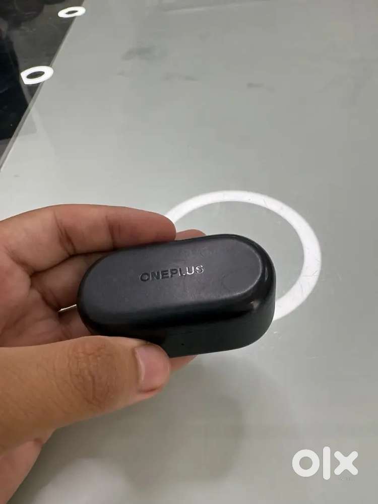 Oneplus buds 2r 7-8 month old