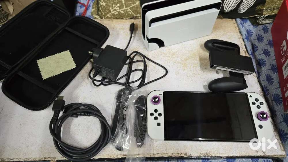 Nintendo Switch – OLED Model White Joy-Con